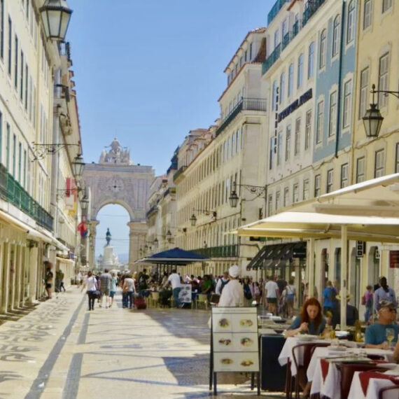 Plaza de Commerciale - Best walking routes in Lisbon-city travel guide