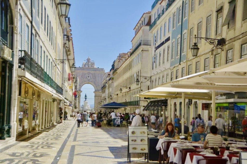 Plaza de Commerciale - Best walking routes in Lisbon-city travel guide