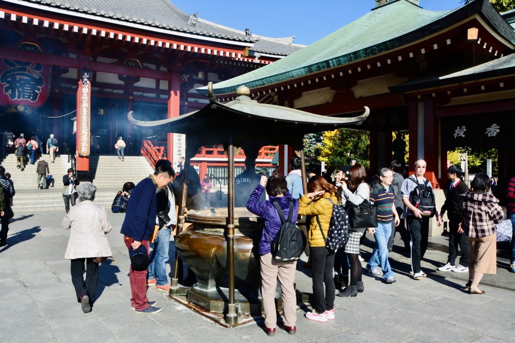 Tourists in front of the Asakusa Temple