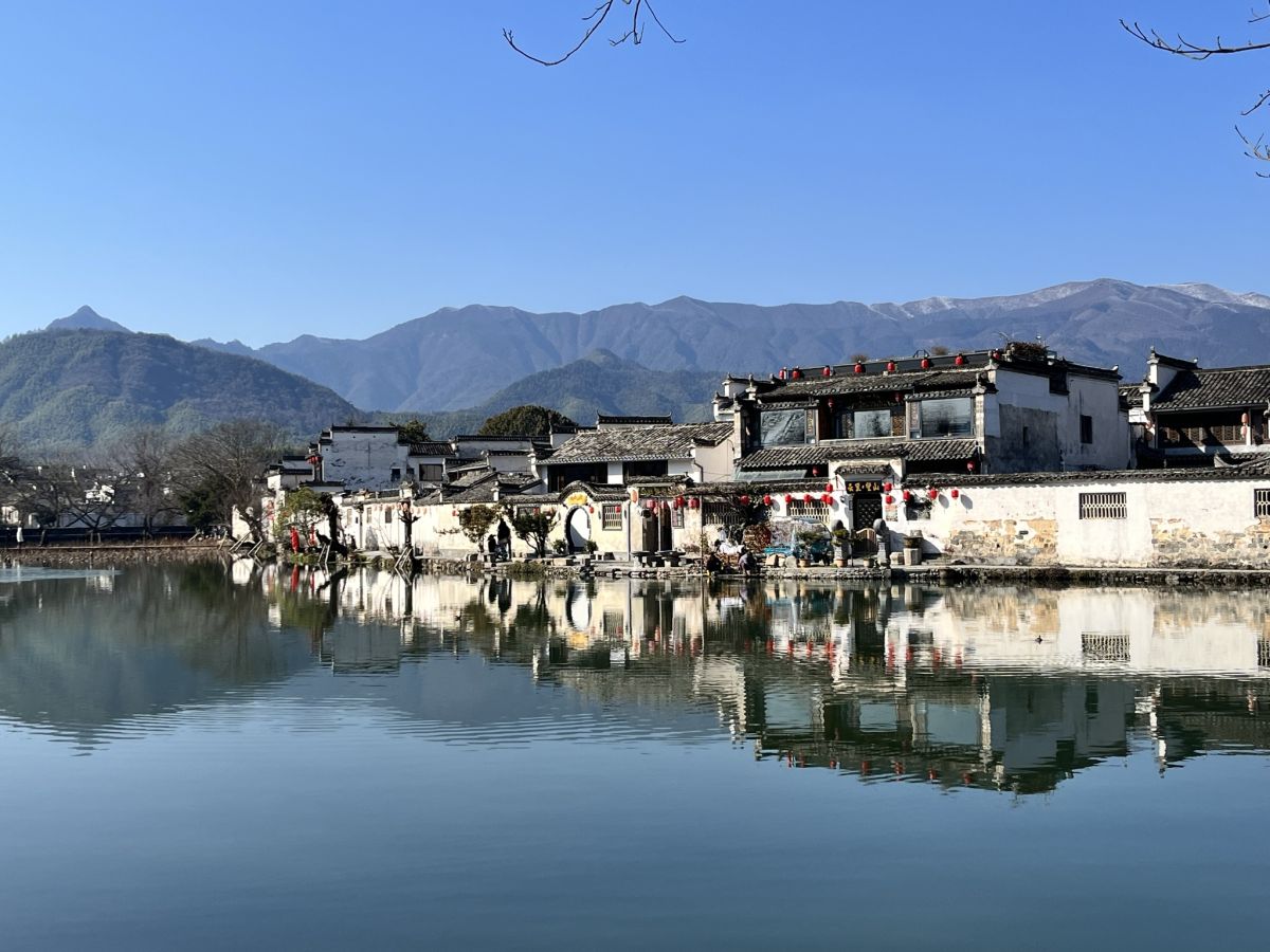 How to get to Hongcun Ancient Village from Huangshan City in China.