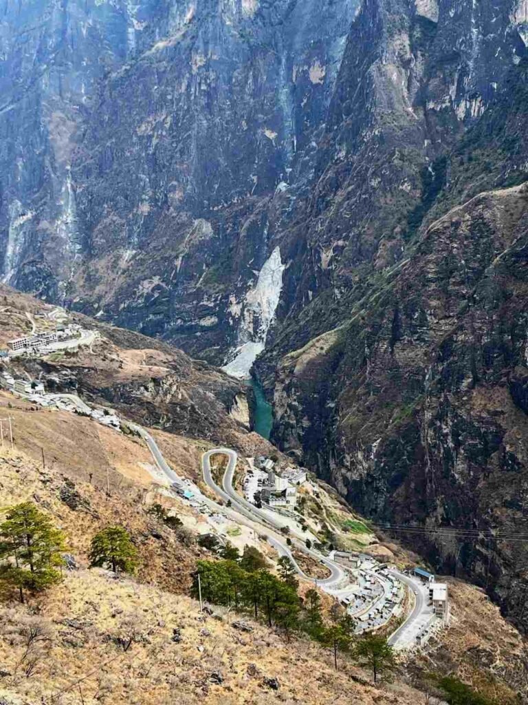 Complete guide on hiking Tiger Leaping Gorge – a gateway to the Tibetan plateau - freestyletraveling.com