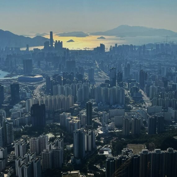 Chasing the best view of the Hong Kong skyline - www.freestyletraveling.com