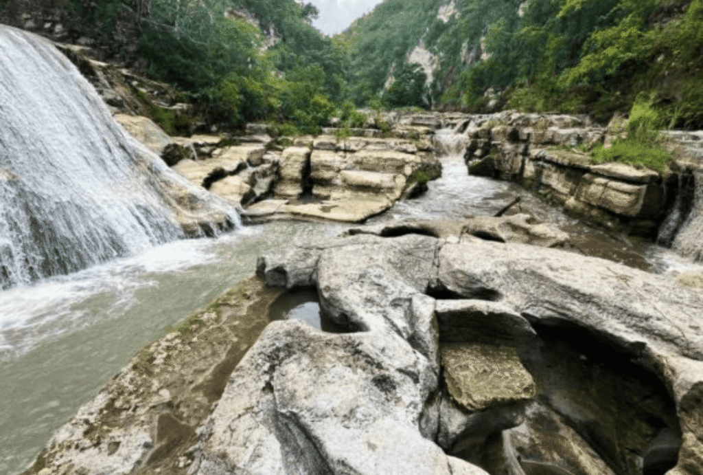 Hiking Tanggedu Waterfall
