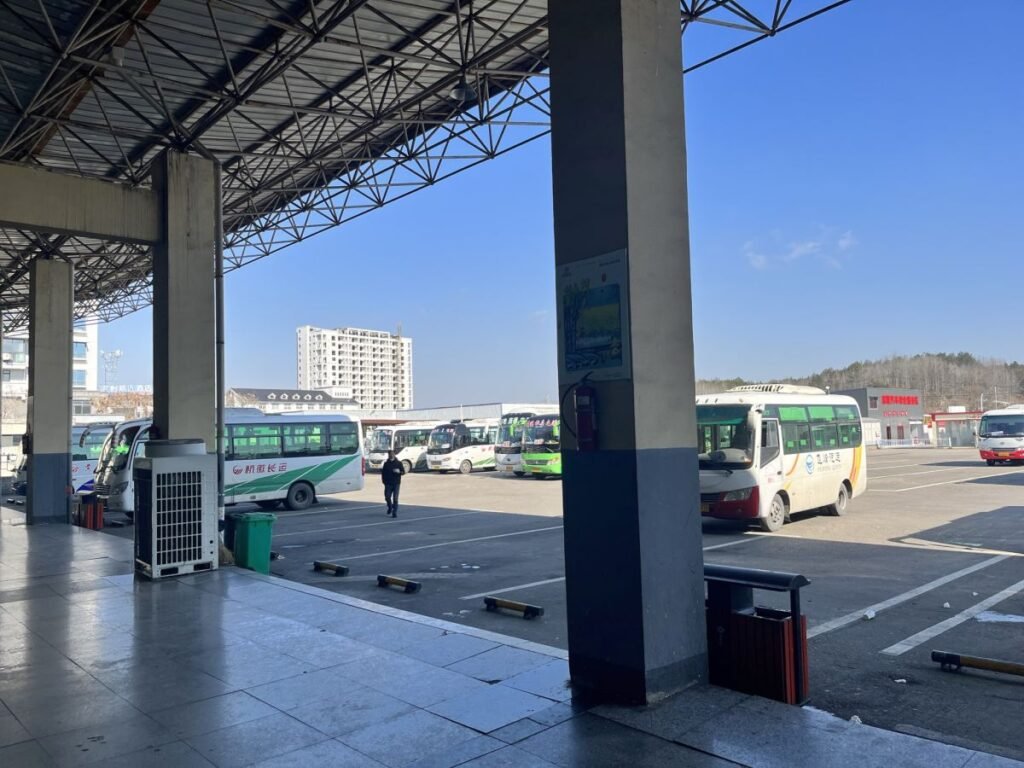 Huangshan Bus Station - How to get to Hongcun Ancient Village near Huangshan in China.