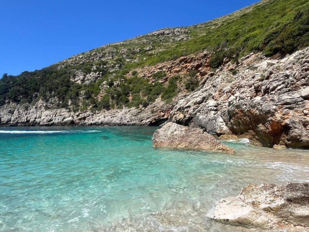 7 best beaches in Ksamil including facilities.