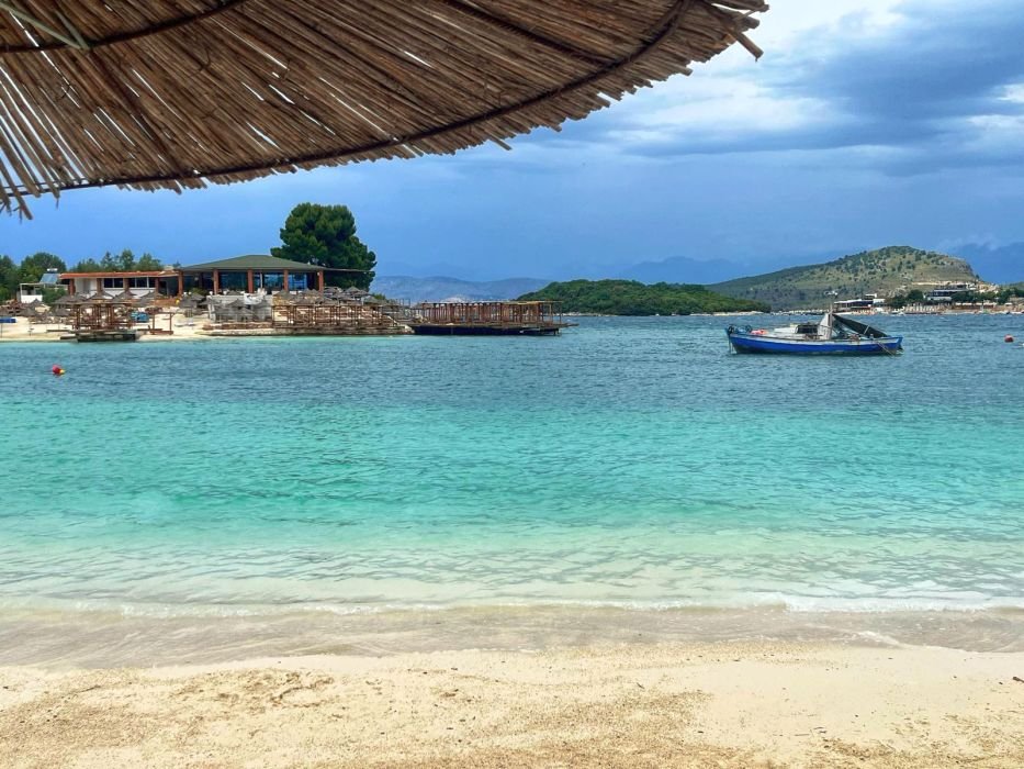 7 best beaches in Ksamil including facilities.